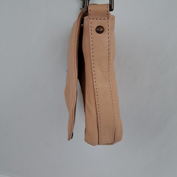 Wanderers Travel Co. THE SALZBURG CROSSBODY Leather Bag in Blush - Picture 5 of 16